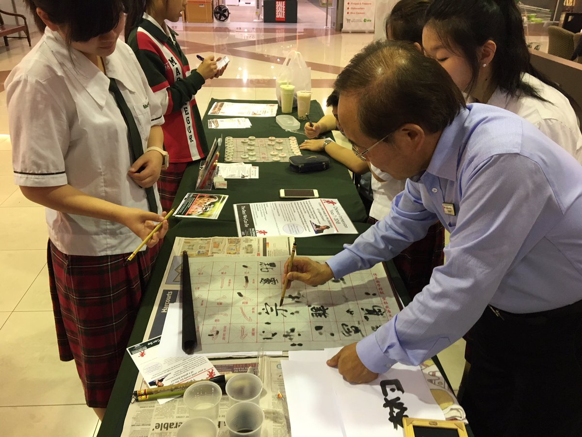 MacGregorSHS's tweet photo. MacG does #StateEducationWeek at Sunny Park shops. Yesterday’s Chinese Immersion display was a hit with locals. Today STEM team in action! https://t.co/CnAfz3szPe