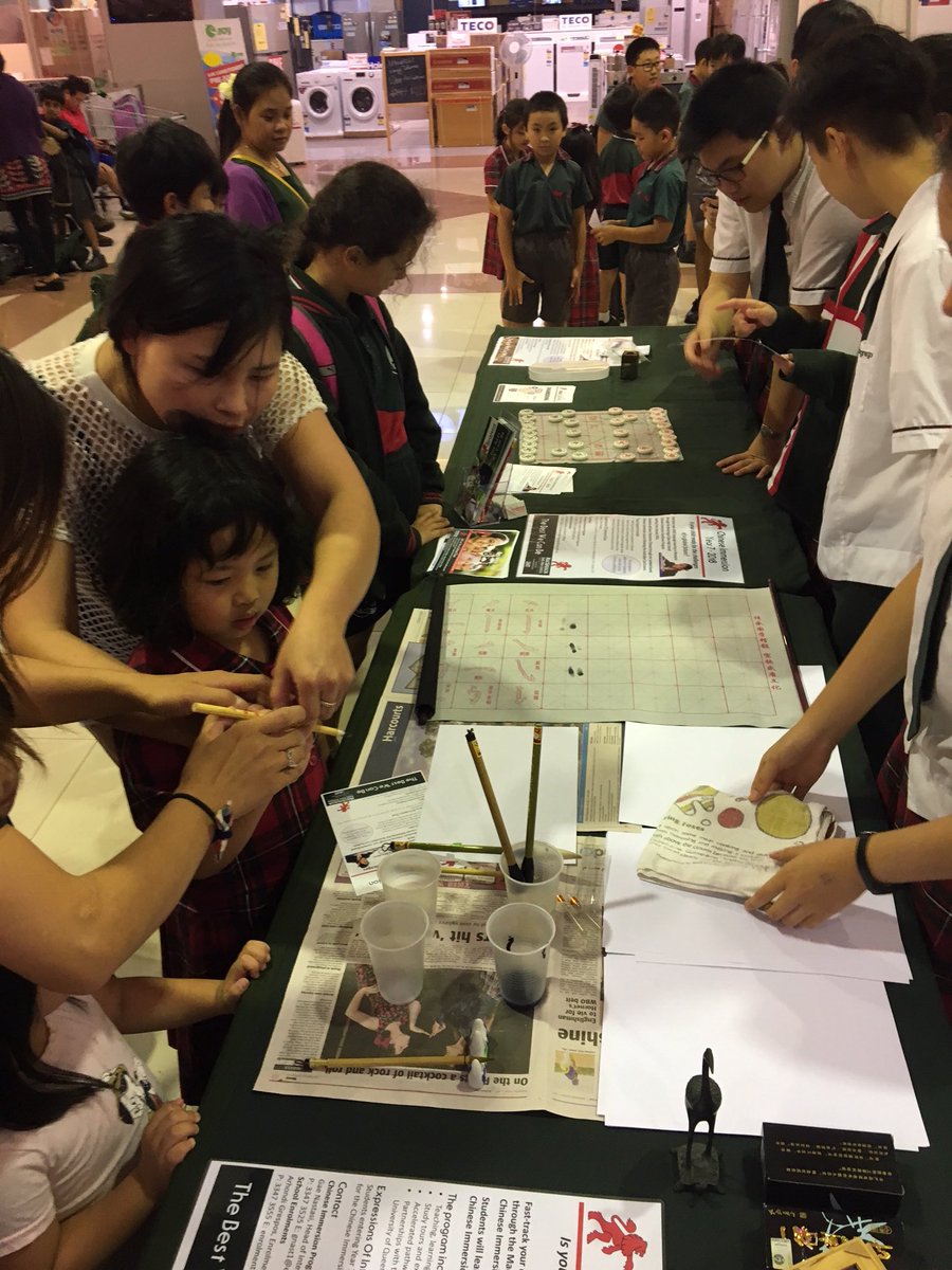 MacGregorSHS's tweet photo. MacG does #StateEducationWeek at Sunny Park shops. Yesterday’s Chinese Immersion display was a hit with locals. Today STEM team in action! https://t.co/CnAfz3szPe