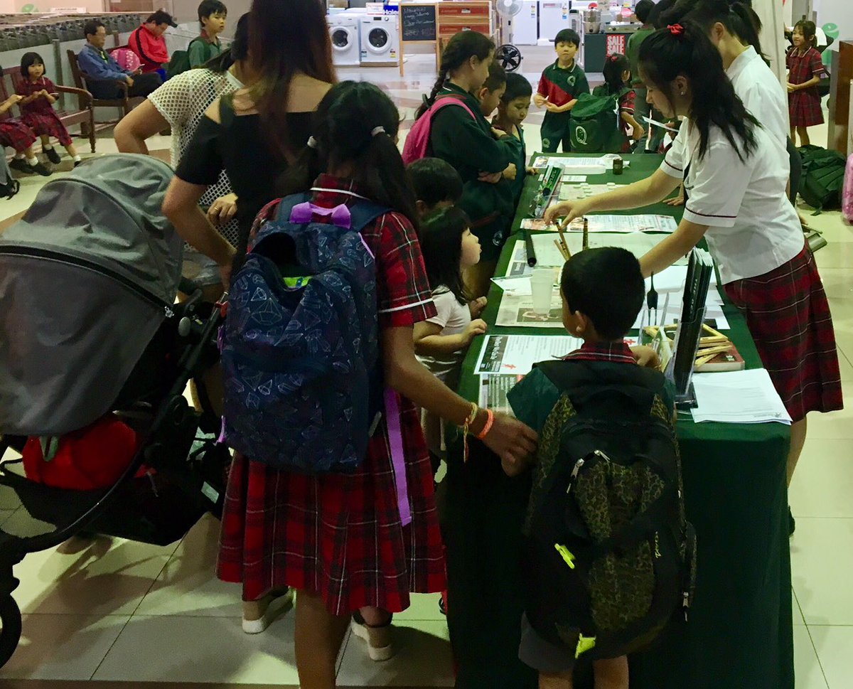 MacGregorSHS's tweet photo. MacG does #StateEducationWeek at Sunny Park shops. Yesterday’s Chinese Immersion display was a hit with locals. Today STEM team in action! https://t.co/CnAfz3szPe