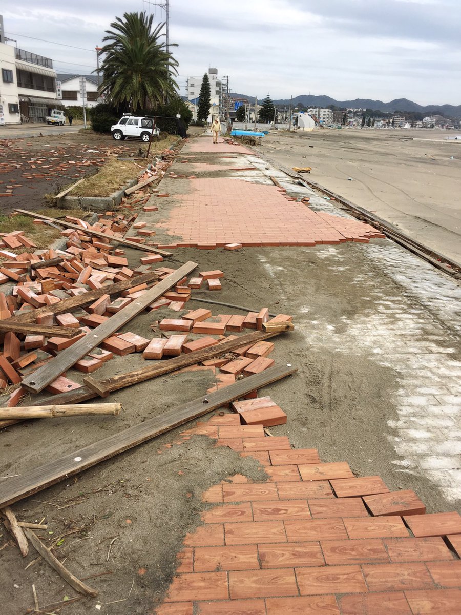 書道家 龍玄 No Twitter 今日はビン 缶のゴミ収集日ということで 台風で色々なものが打ち上げられた海岸に行ってゴミ拾い 遊歩道や車が損壊していました 三浦海岸 台風 台風21号 台風被害 ゴミ拾い ごみ拾い ビーチクリーン