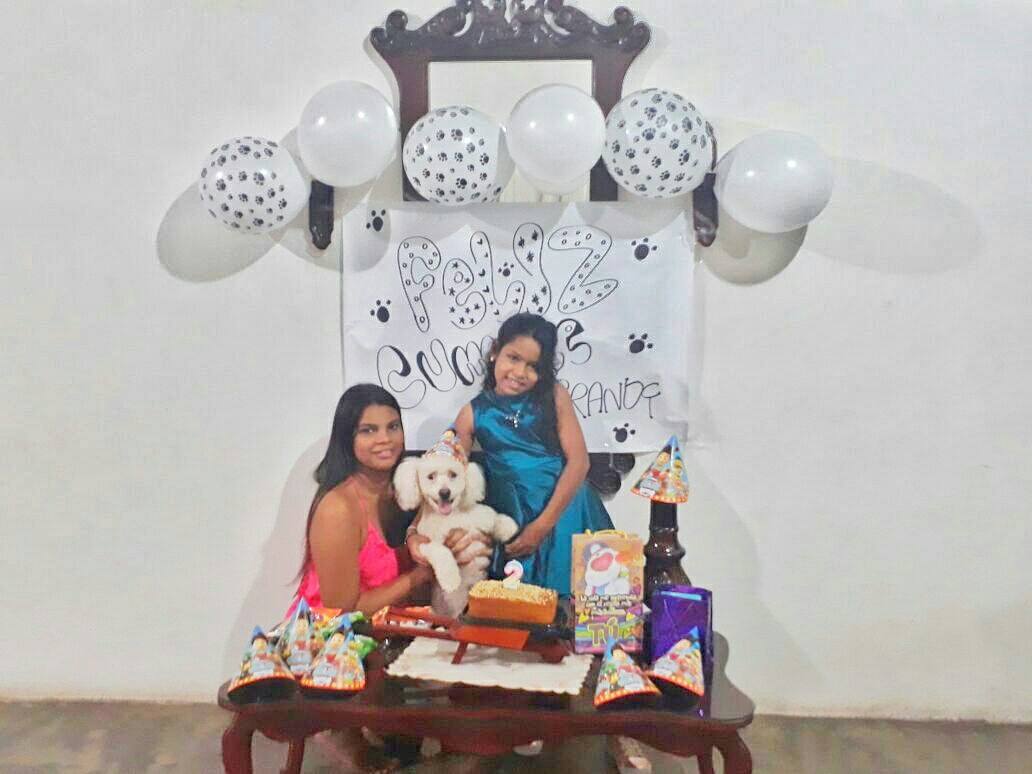 mauxigonzalez23's tweet photo. Te amamos mucho mi bebé 🎈😍🐶🎉🎁 #Tíaymamifeliz #Yason2 #Quieromilescontigo https://t.co/VwVzvIFyt4