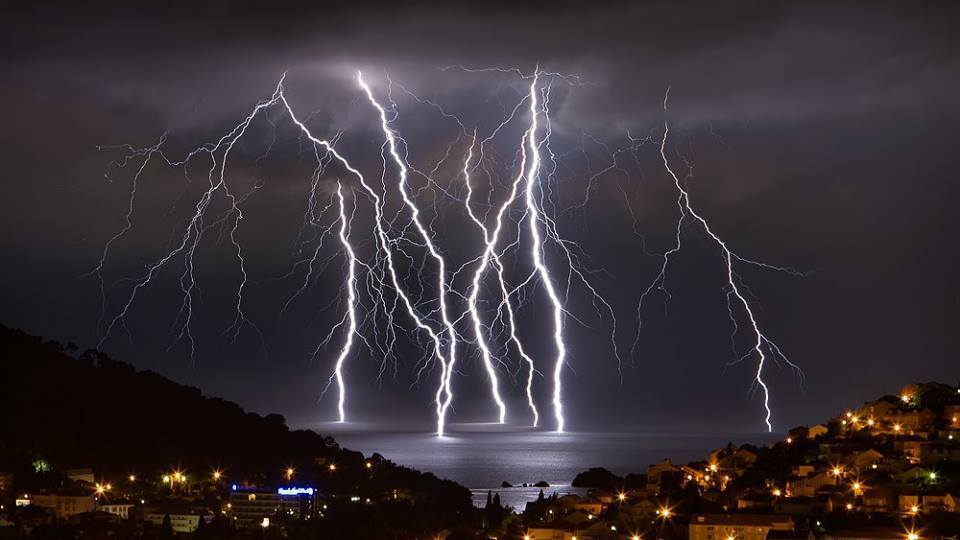 ZeusCriollo's tweet photo. Coño creo que me pase con el #Catatumbo que molleja de Rayo https://t.co/XOuSlafLce
