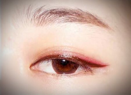 ryusei3130's tweet photo. 私は占いの資格を持っている。そこで、エロい男性諸君にアドバイスを（笑）

◆股が軽い女の人相◆
①眉毛の間（眉間）が広い（指2本分以上の広さ）
②目の上にホクロがある（両目にあれば高確率）
③赤いアイラインを塗っている

当てはまる数が多いほど高確率でヤレる。

#占い #セフレ https://t.co/ijBDzPDSed