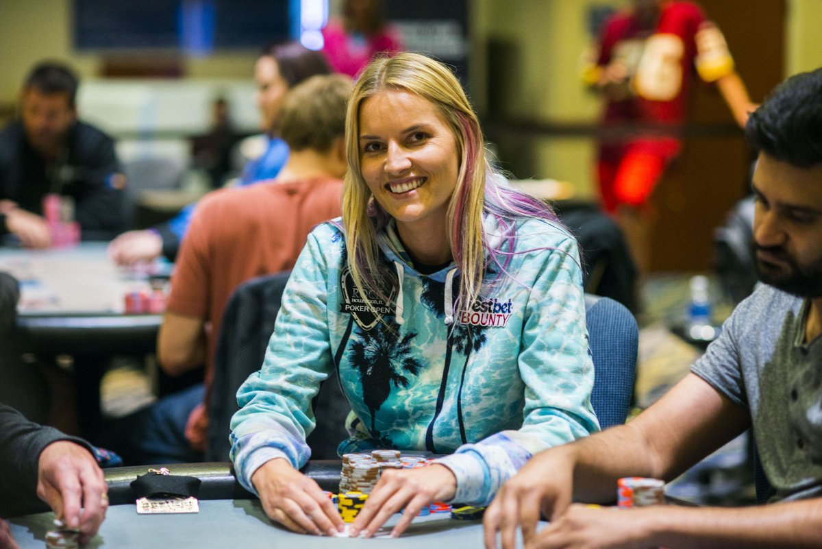 WPTlive's tweet photo. Down to 3bb earlier today, @JessicaDawley (926K) has taken the chip lead with 27 players remaining. Live updates: https://t.co/5Di4etc2Tx https://t.co/OqsNtErxVe