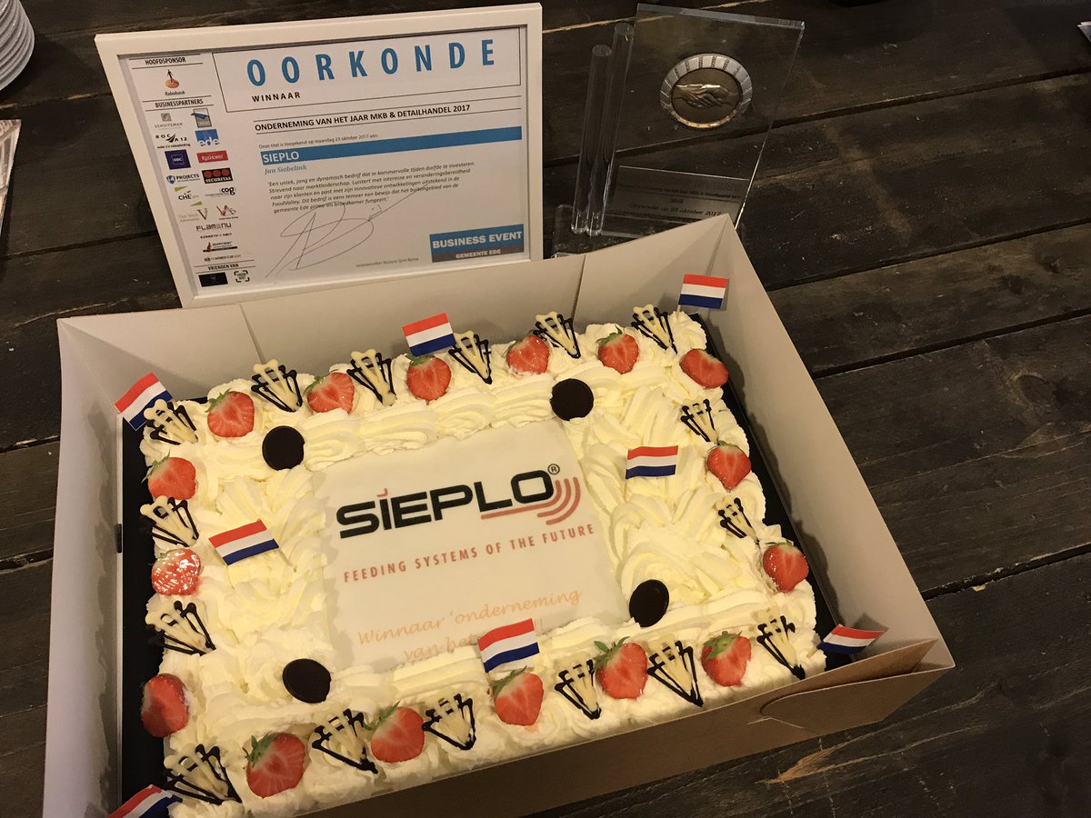 Vieren met alle medewerkers, ondernemer van het jaar MKB in Ede! #BEE17 #sieplo