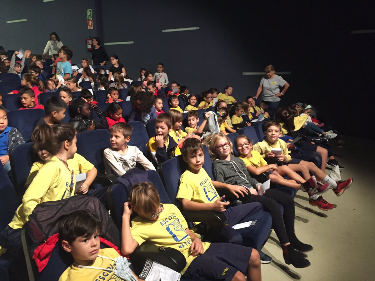 escolabetulia's tweet photo. Els nois i noies de 3r esperant a que comenci el Filmets! #betulia #filmets #teatre #sortidamatinal #badalona #3r https://t.co/4EC6FTttAv
