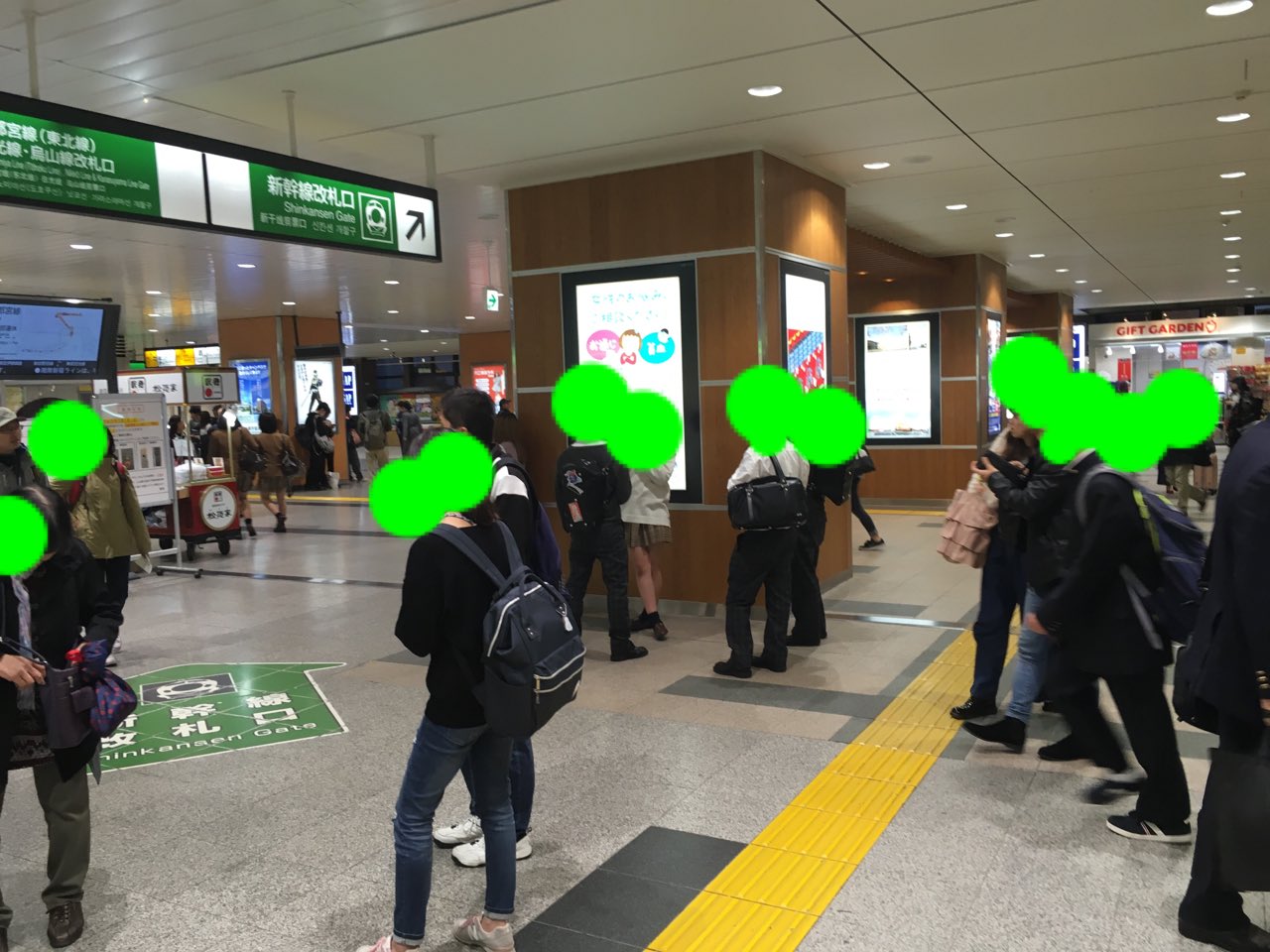 おかんたにすた on X: 宇都宮駅で女子高生がスカートの中盗撮されてました 写真は場所を示すもので、この人たちではないです。  音楽聴いて寄っかかってた女子高生のスカートの中をしゃがみながら盗撮してました。俺もエロいのら大好きだけど、こういうのは許せない ...