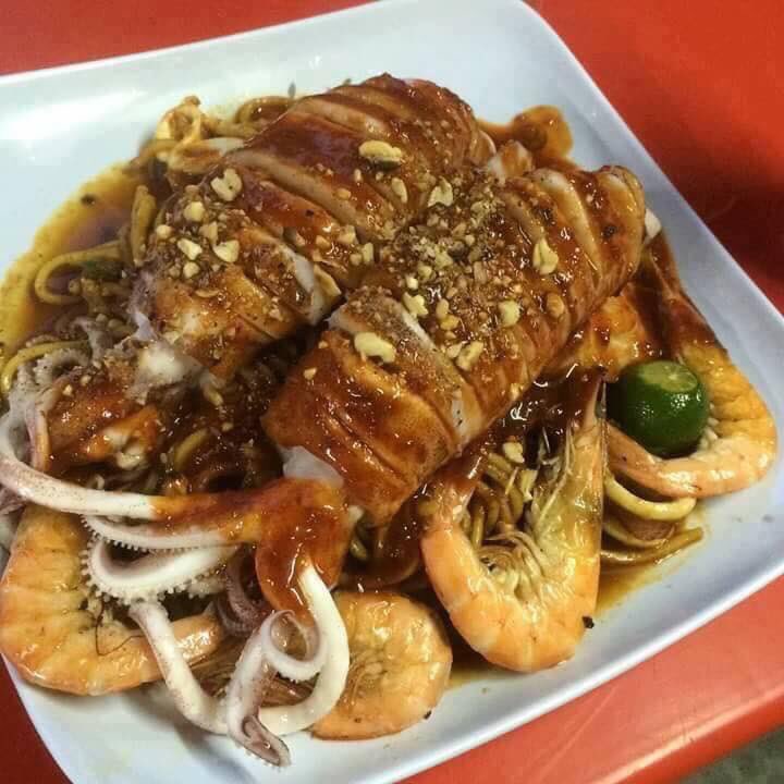 SukoJalan's tweet photo. Korang tgk ni 😂 kena g sini. Warung Hijau Rojak Sotong, Bt 19 3/4 Kg Durian Daun, Masjid Tanah, Melaka.

Tgk sotong dia, semua gemuk gemuk. https://t.co/I22wHCOGik