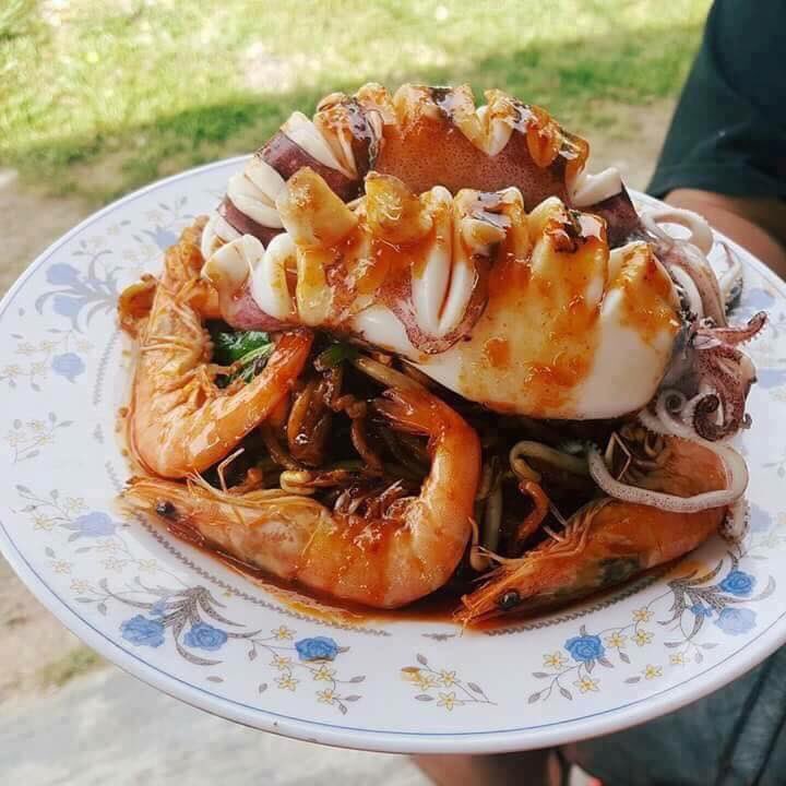 SukoJalan's tweet photo. Korang tgk ni 😂 kena g sini. Warung Hijau Rojak Sotong, Bt 19 3/4 Kg Durian Daun, Masjid Tanah, Melaka.

Tgk sotong dia, semua gemuk gemuk. https://t.co/I22wHCOGik