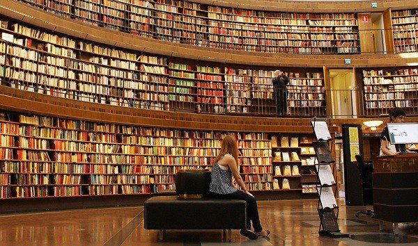 papelenblanco's tweet photo. "La biblioteca es la más democráticas de las instituciones, porque nadie puede decirte qué leer, ni cuándo, ni cómo" #DiaDeLasBibliotecas https://t.co/wRZLZ5Rmg9