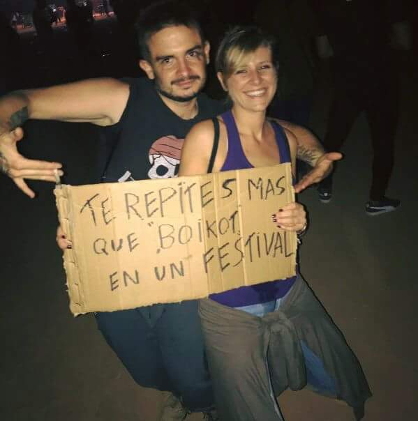 Didaksupertramp's tweet photo. @BOIKOTBAND @PintorRock Lo tenía que comentar con vosotros, jjajaaj, me lo paso genial con vuestro concierto y con vuestras canción, muchos respetos. Un abrazo https://t.co/YRgTUyxThR