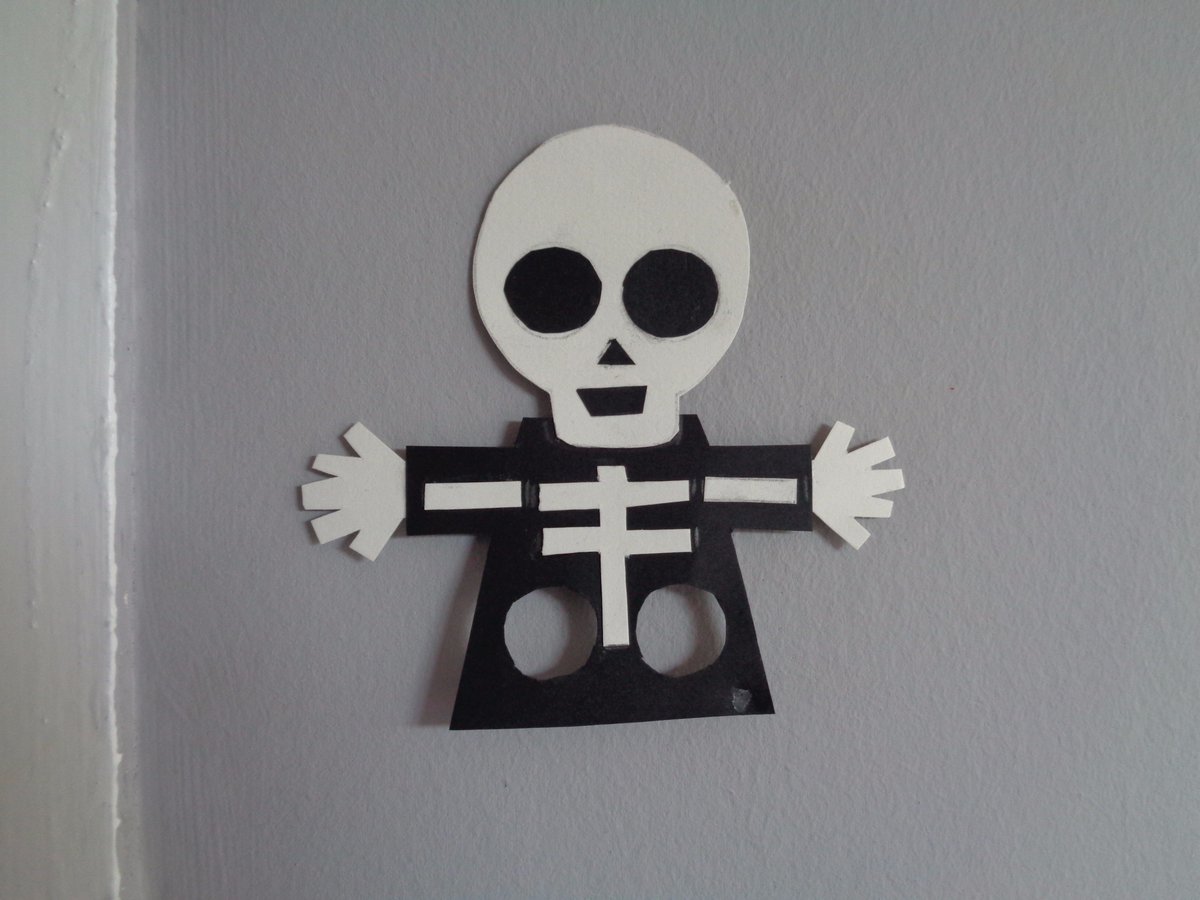 FamilyToulouse's tweet photo. Nos super #nounous préparent #halloween avec les #enfants! 🎃#familysphere #babysitter #GardeActive #tuto #DIY #creation https://t.co/JVHr4nE9uS