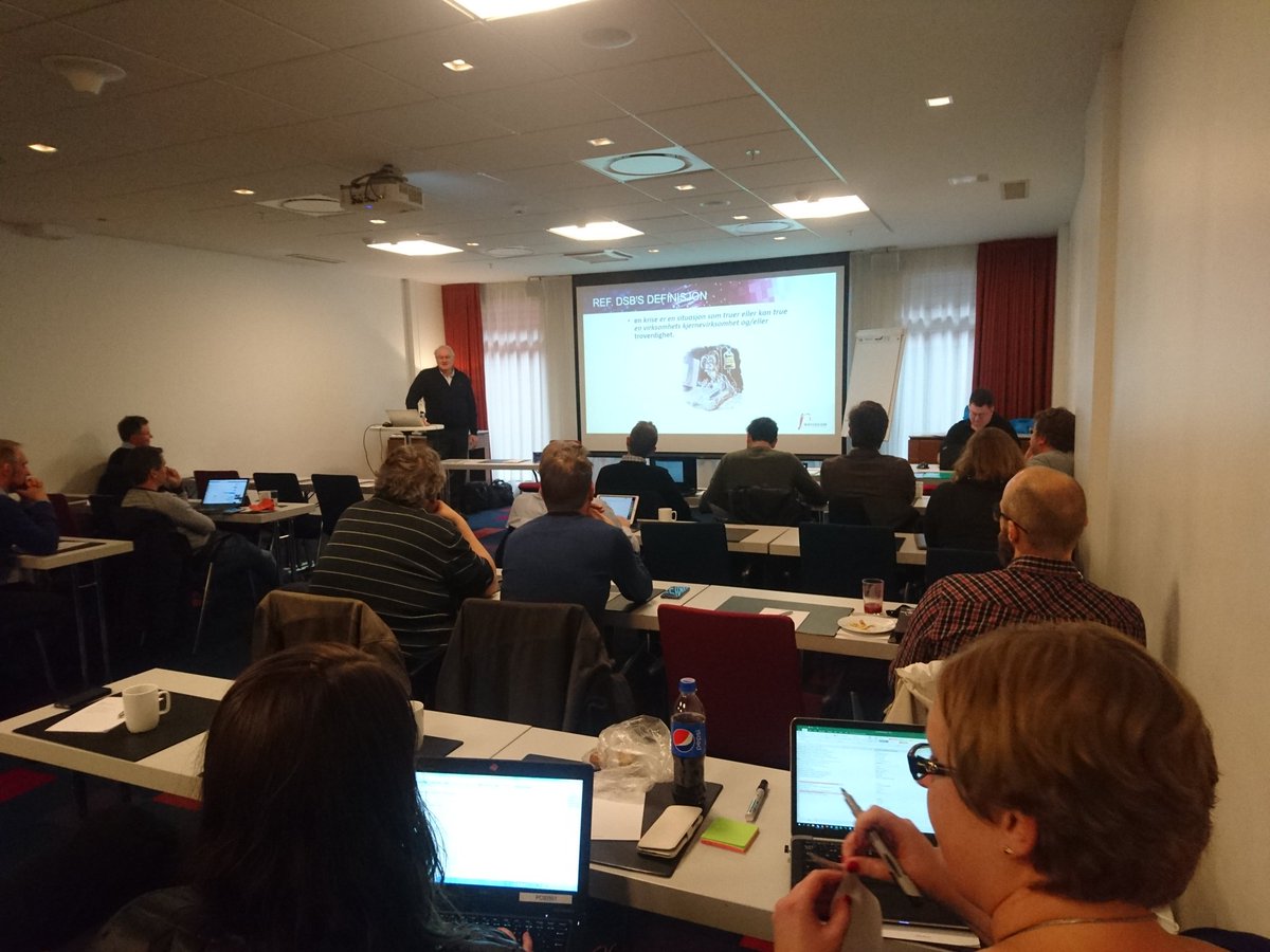 Tron77561745's tweet photo. #siksym17 Dag2: Beredskapsworkshop med Hans Petter Østrem og Fredrik Galtung. https://t.co/dhtsWudgAO