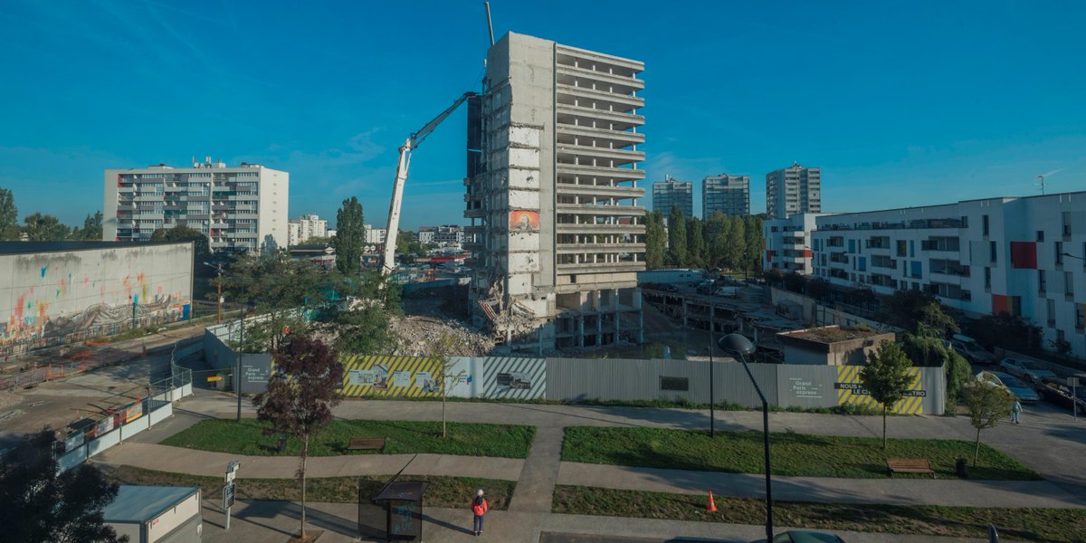 GdParisExpress's tweet photo. Clichy − Montfermeil : découvrez les dernières images de la Tour Utrillo, depuis un drone.
https://t.co/kpASAgQoO7 https://t.co/qcbF0r5zH3