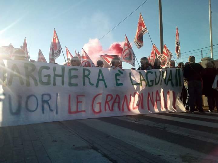 global_project's tweet photo. @NoGrandiNaviVe in presidio a #Marghera in attesa del Premier "nessuna soluzione dentro la #Laguna"
#nograndinavi #noscavi https://t.co/XahnJa0PyR