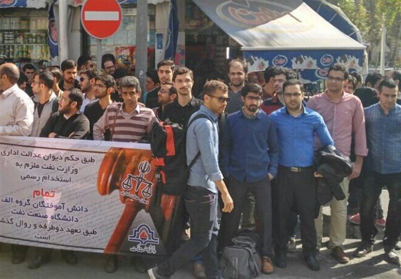 daneshjoo_12's tweet photo. ای بیسوادای الفی! شماکه ژن خوب مسئولین ندارید.این برای عدم استخدام کافی نیست؟
برید! ژنرال مشغول واگذاری امتیازنفتیه. وقت نداره.
#دانشگاه_نفت https://t.co/NYP8Jxl9oY
