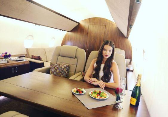 ELLErssfr's tweet photo. #Culture Louer un jet-privé 200 euros pour Instagram : la nouvelle lubie des blogueurs russes https://t.co/QqqUvoP7WG https://t.co/Erl5jEssII