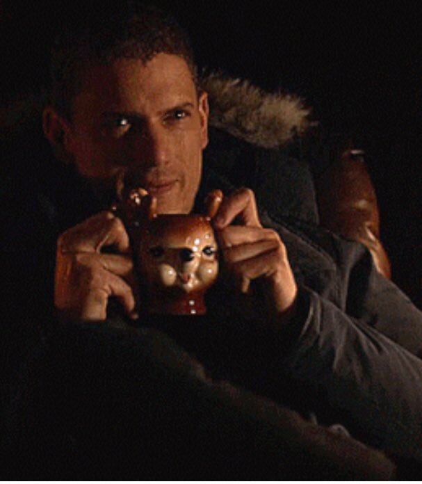 newsflash52's tweet photo. From @candicekp snap chat: Leonard Snart reindeer mug is back๐ #TheFlash #CaptainCold #ColdWest https://t.co/1ndjtGBEm4