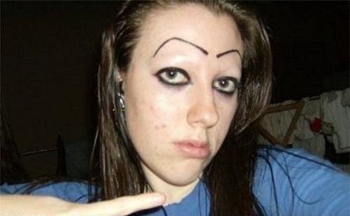 Sledger_Don's tweet photo. Gyal shaving off their eyebrows just to draw them back on 😂😂 really what's the sense in dat. 😒👎#drawnoneyebrows #ithinkitsucksass https://t.co/0yBYzM0m7g