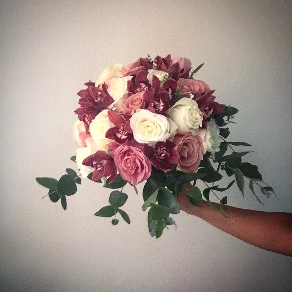 Fenellabyvf's tweet photo. #ramo #ramodenovia #bride #bridebouquet #bouquet #orchids #keepblooming #roses #orquideas #rosas #loveflowers #flowerdesign https://t.co/9n3b3aVsXE