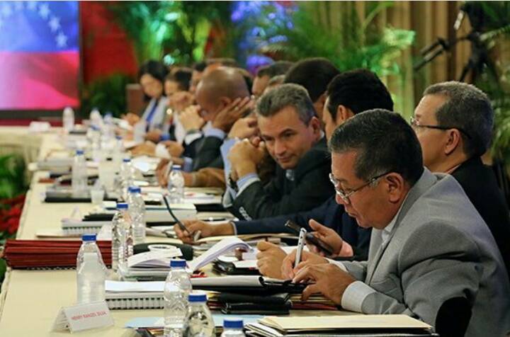 rafaelcalles's tweet photo. En el Taller de Planificación con el presidente @NicolásMaduro acompañado  por todos los gobernadores  Bolivarianos @TareckPSUV https://t.co/x6gMCXaNxr