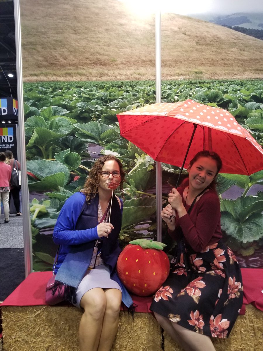 AdrianSBoulter's tweet photo. What an epic experience at #FNCE. Moments like these make me ask myself, how am I so blessed? @donnamartinrd @NevaRDLD @MarthaRew https://t.co/y8XIlHMDCO