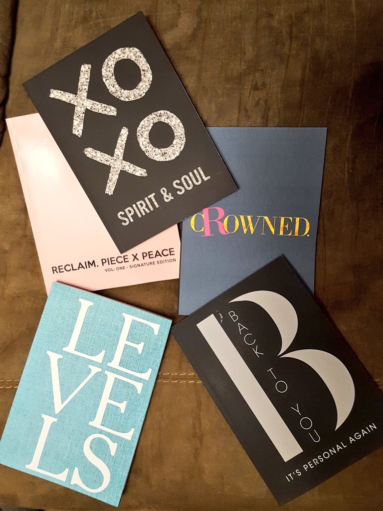 elizabethgus_hi's tweet photo. Got my @setinsoul books today. #setinsoul #timetogetmylifeontrack #xoxo #crowned #levels #backtoyou https://t.co/wG7oqlXc8r