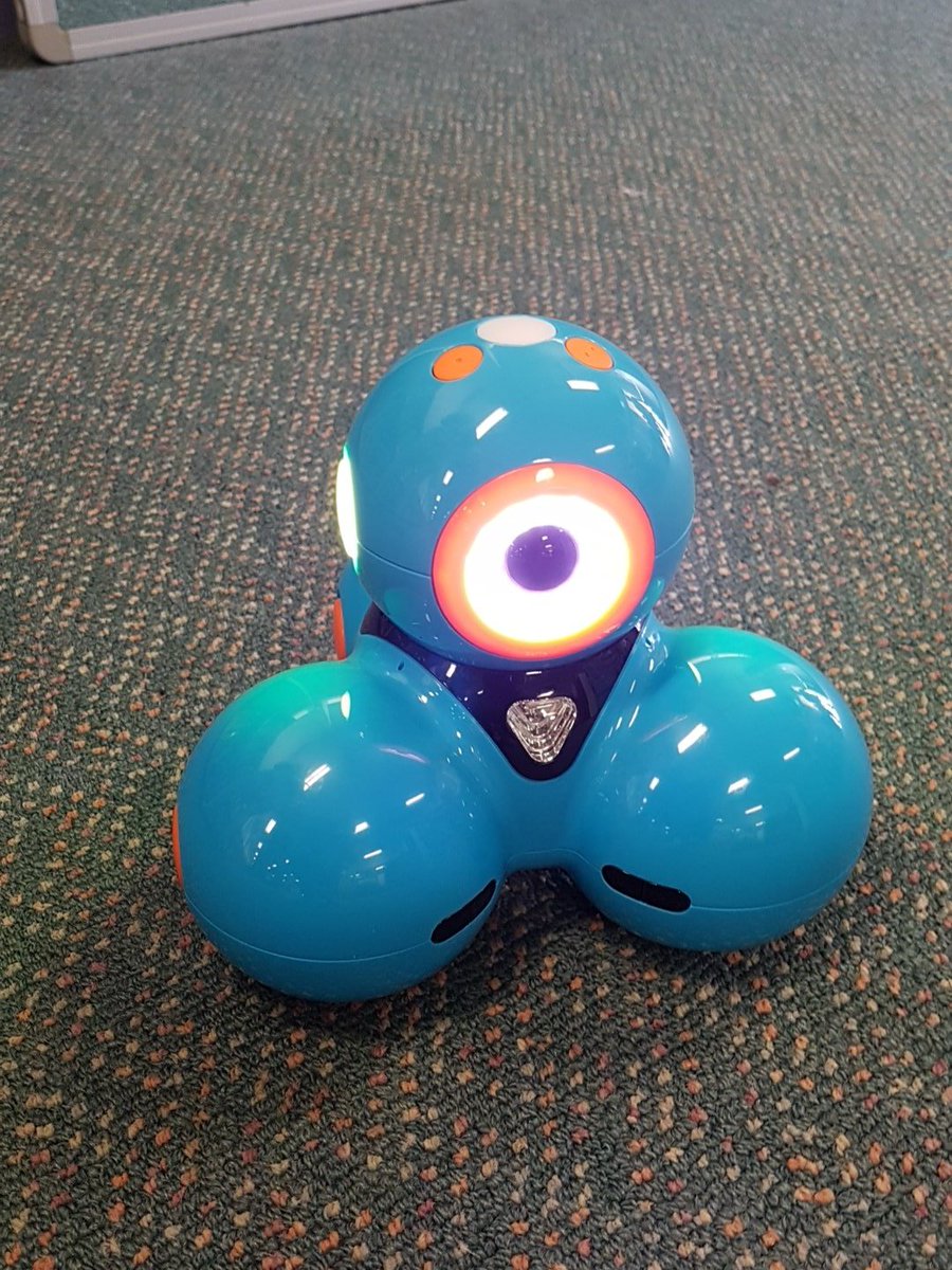 SuzanaZic1's tweet photo. Dash and his friends #fpsrobotics https://t.co/laUmV6uVbP