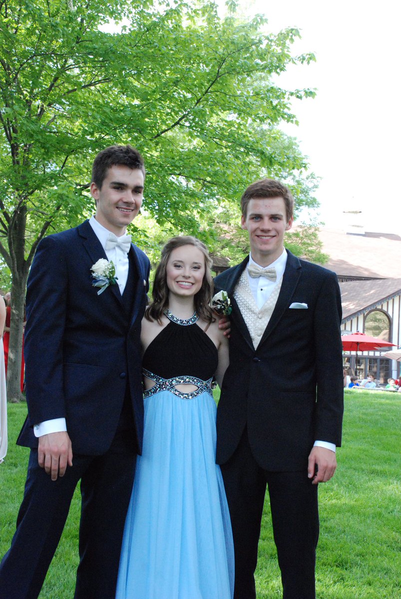 daniellereiber7's tweet photo. crap i'm late but happy birthday!!! hope you guys had a great day🎊miss you guys!! https://t.co/uNyRTxNuGr