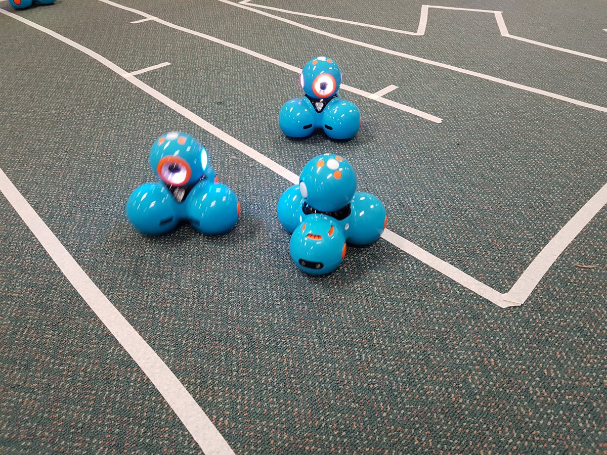 SuzanaZic1's tweet photo. Dash and his friends #fpsrobotics https://t.co/laUmV6uVbP
