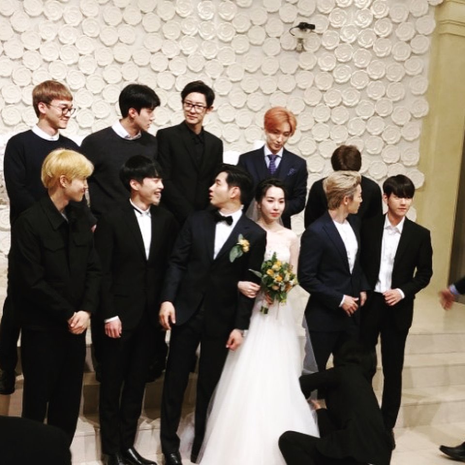 _gom114js's tweet photo. "พี่ไคขึ้นมายืนข้างบน"
"ยืนตรงนี้ก็ได้"
"พี่ไค--!"
"หมวย..."
"เฮียก็ดูพี่ไคดิ เดี๋ยวนี้ดื้อกับหนูตลอด" https://t.co/H6zMNbQmdh