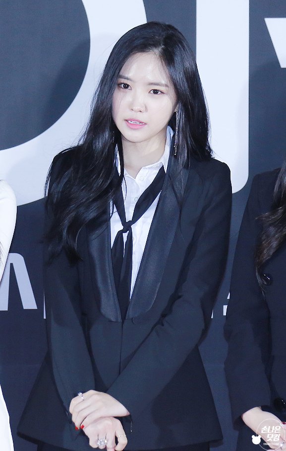 sonnaeun_com's tweet photo. 171022 부산 원아시아페스티벌 레드카펫 #BOF #에이핑크 #손나은 (@Apinksne ) https://t.co/E4nNAvsQC7