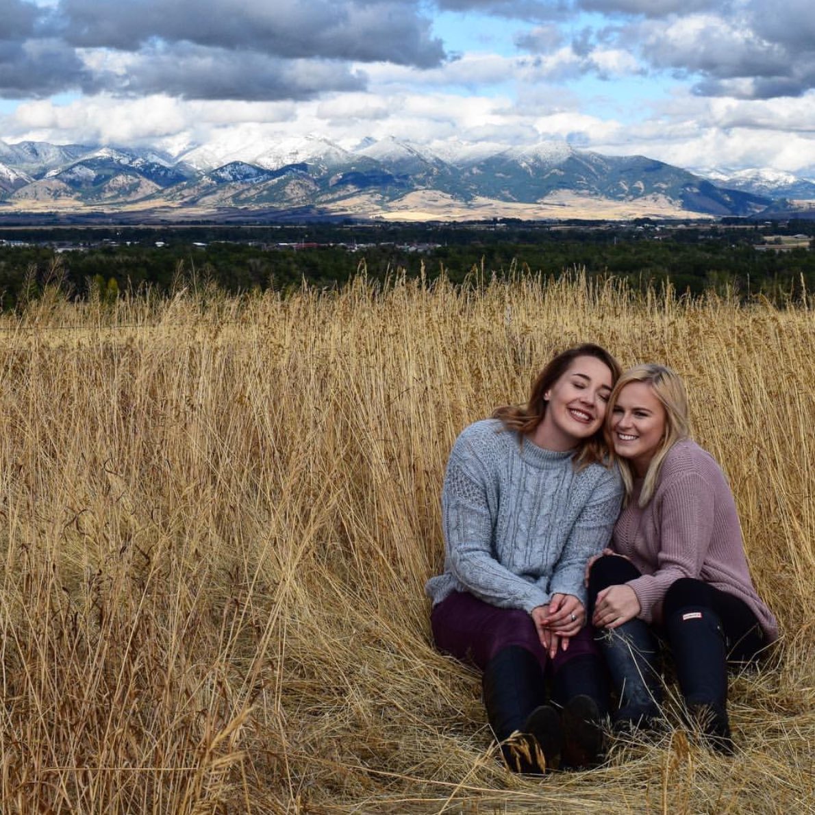 piphi_mtalpha's tweet photo. Always falling for our sisters🍂 https://t.co/bwAco4HE3l