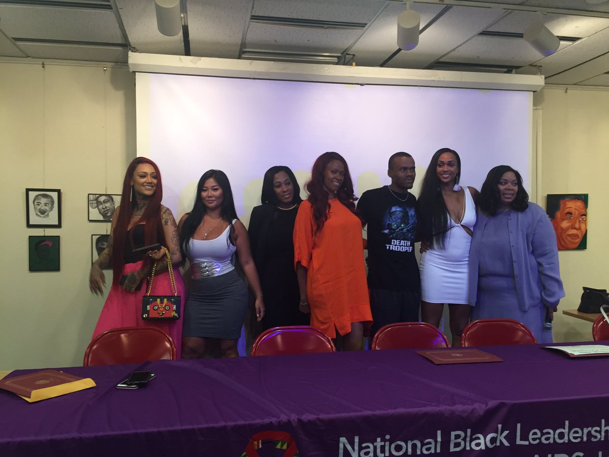 YoungFaceSmilin's tweet photo. Thanks @BlackInkCrew @camillemcdonald @PastorMonique_ #Tashera #XavierSimmons for coming to speak to over 100 students in #Harlem. You Rock! https://t.co/eKH5rsI2OK