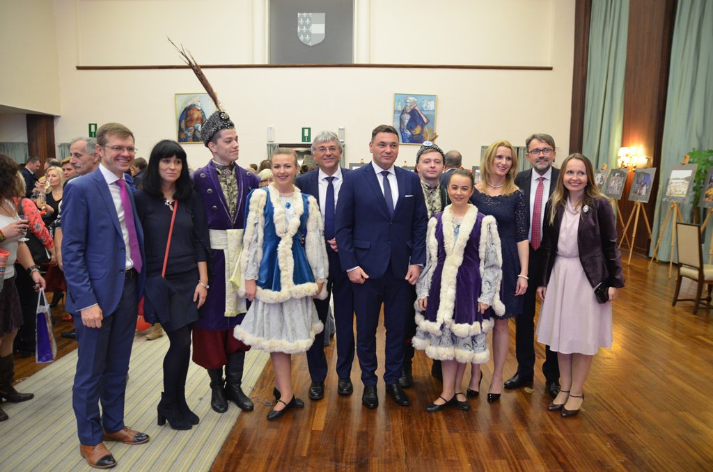 PLinBelgium's tweet photo. .@PLinBelgium podczas tegorocznego "Dnia Polskiego" w gminie Etterbeek Siemiatycze podpisały umowę bliźniaczą #MSZ_PL https://t.co/Jp3ATpFb1s