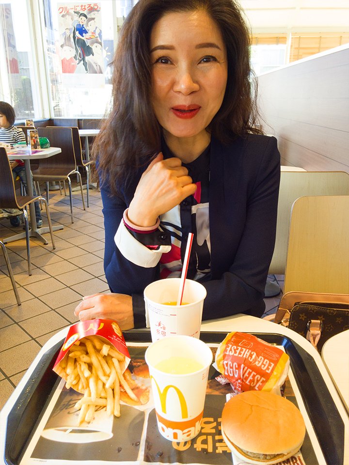 dongkyu68's tweet image. Lunch with Aunt.  #MixedLight #SunnyAfternoon #LED #Low #Kelvin #McDonald&apos;s