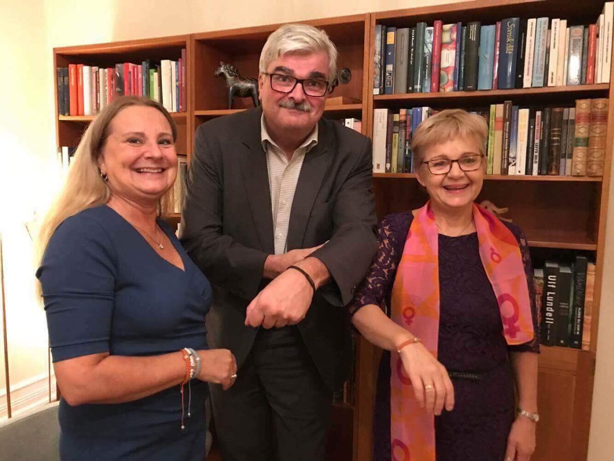 UNWOMENSweden's tweet photo. UN Women Sverige besöker Sveriges ambassadör på Island i samband med NC-mötet. 
Här överlämnar vi @HeForShe armbandet till #håkanjuholt https://t.co/46ITITClmE