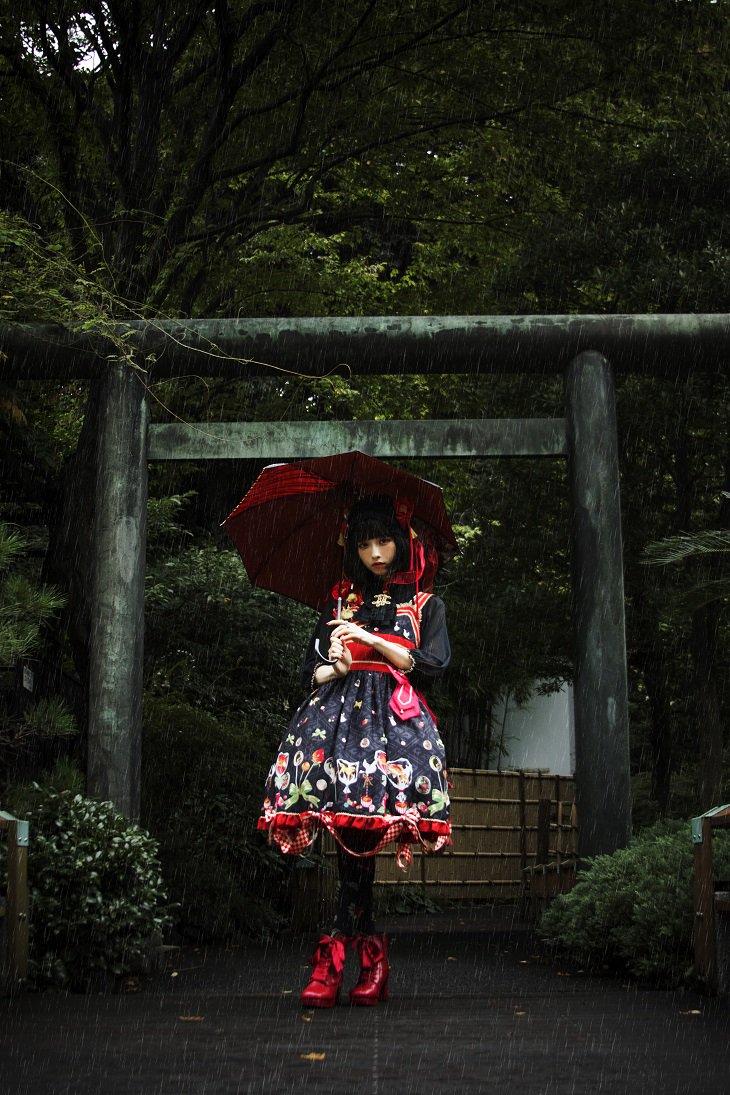 ＜コーデアイテム＞

✨リボンショートブーツ(ラズベリー)￥19,224
✨おもひでのあめ細工(黒×赤)￥2,376
✨胸元ギャザー長袖BL(黒)￥14,904
✨乙女の白昼夢リボンコーム(紺×赤)￥3,780