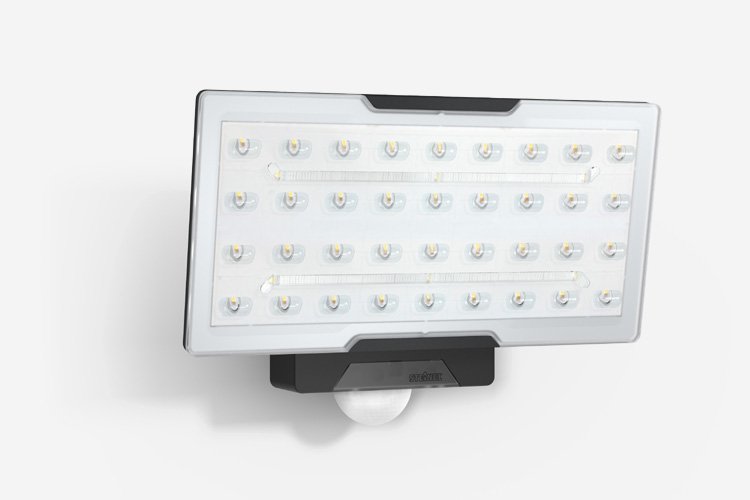 #STEINEL_PRO
Kraftvolles flächiges Licht aus großer Höhe
on-light.de/home/news/arti…