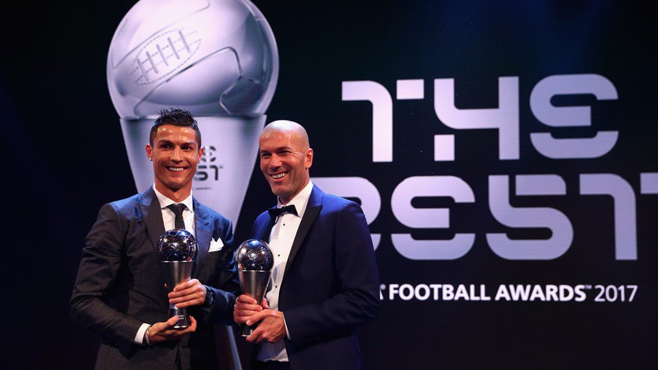 🏆 Pesepakbola Pria Terbaik FIFA 2017, 🇵🇹 <a href="/Cristiano/">Cristiano Ronaldo</a> bersama 🏆 Pelatih Terbaik Dunia FIFA 2017, 🇫🇷 Zinedine Zidane.

#TheBest #HalaMadrid