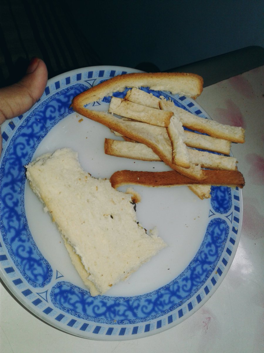 TanzinaU's tweet photo. dis morning, tried some #ShivIka breakfast 😉 *bread ki koniya wid green tea🍞* 😄😃 @SurbhiChandna 
 
#AnnikaFeverOnMe ALWAYS! 
#ishqbaaaz https://t.co/T8yXKeWR68
