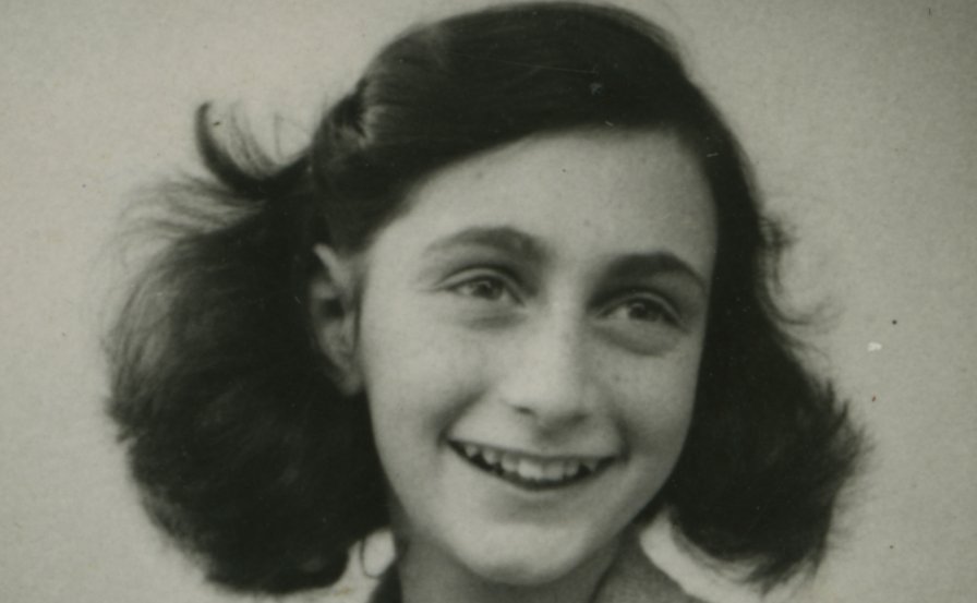 Non penso a tutta la miseria, ma alla bellezza che rimane ancora.

#AnnaFrank