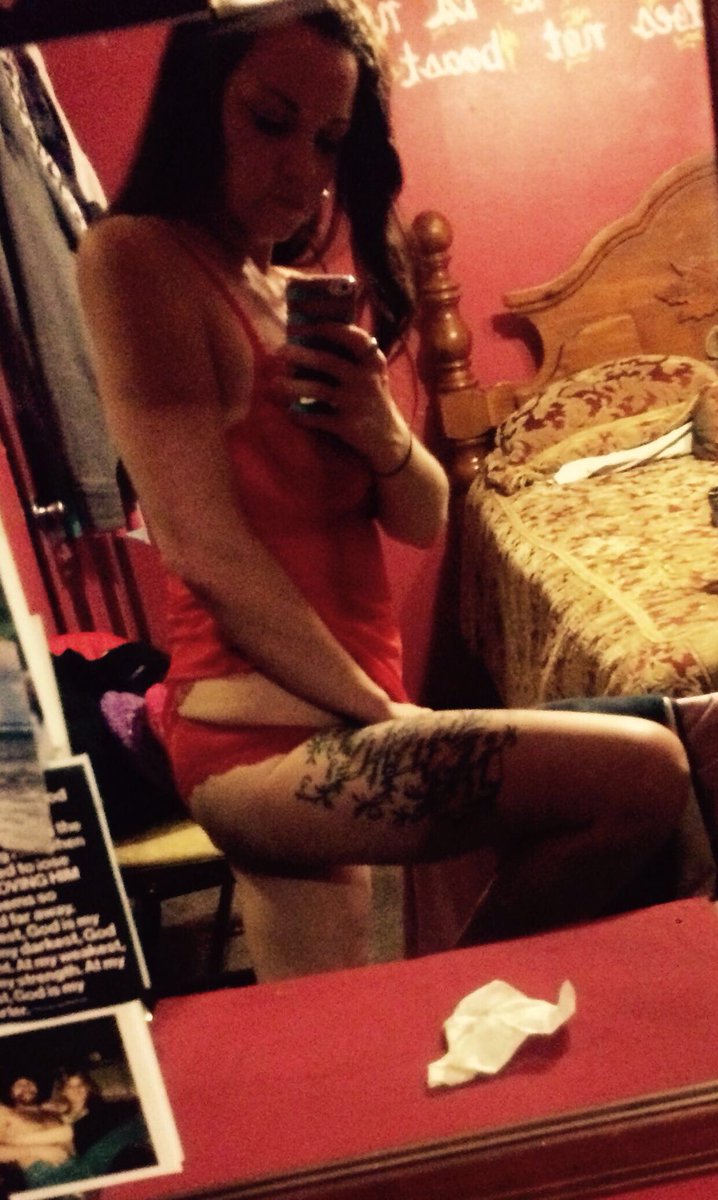 Courtneyluv84's tweet image. Cum &amp;amp; blow me up in my DM this little momma likes cash &amp;amp; tributes welcome!! I want to own you!! #findom #cash.me/$GeminiQueen13 #showmesum