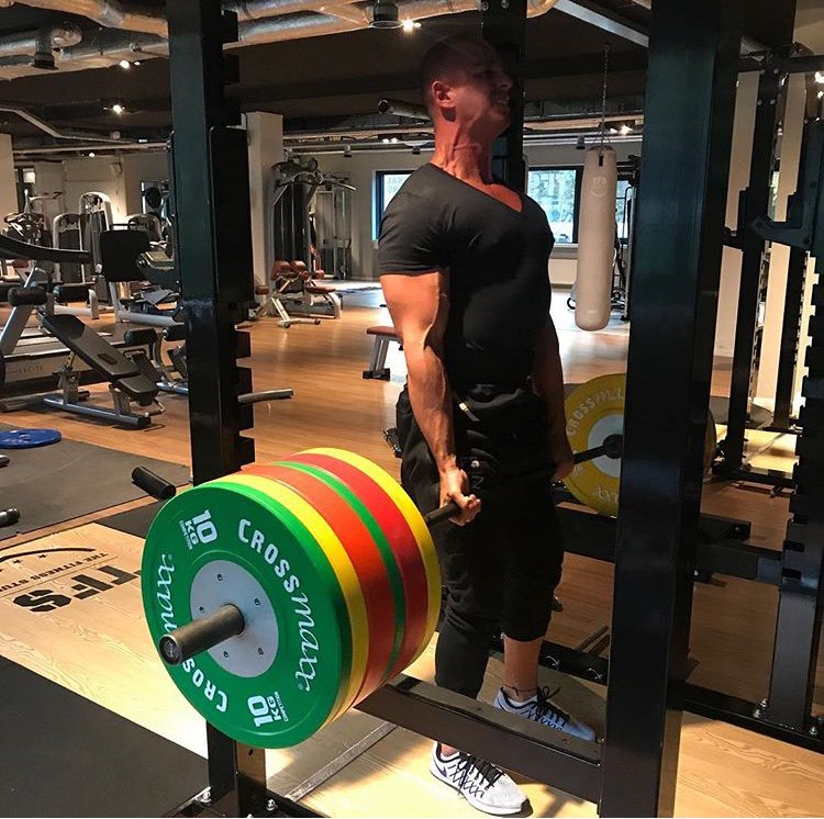 Lifemaxx's tweet photo. Lifemaxx ambassor @jim.davids86 lifting our colored competition plates like a boss! #crossmaxx #lifemaxx #weightlifting #crossfit https://t.co/iE8b5yiRp1