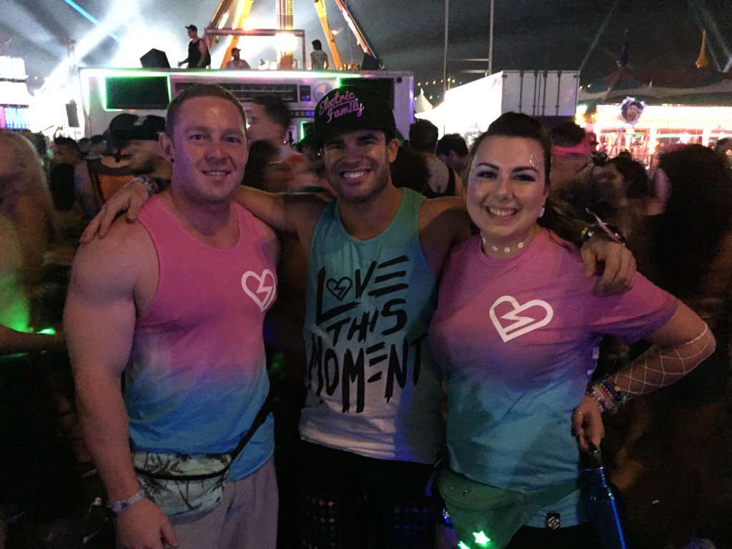 mnitz28's tweet photo. Happiest of birthdays @steve_efam! 🎁🎂🎉Thanks for always spreading the positivity! From EDC 2015 when we first met! https://t.co/eQI5OvjXq1