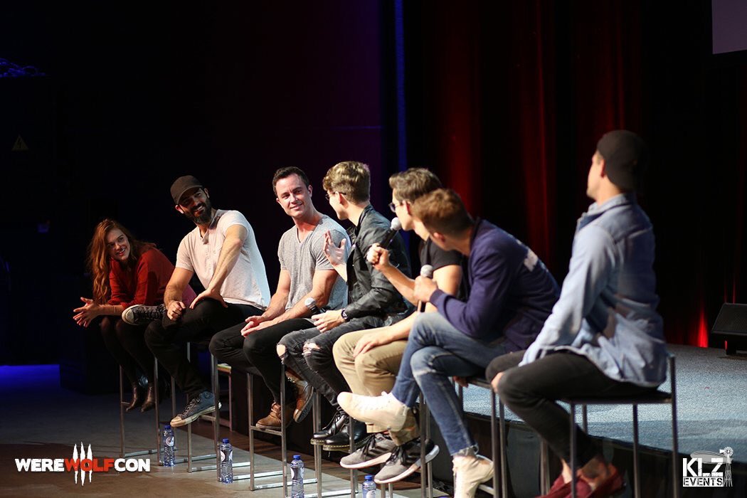 CarverSourceBe's tweet photo. 📸 | Nouvelle photo de Max, Charlie et le cast à la #WereWolfCon3 le 1er octobre à Bruxelles https://t.co/sK4kI7uIQ4