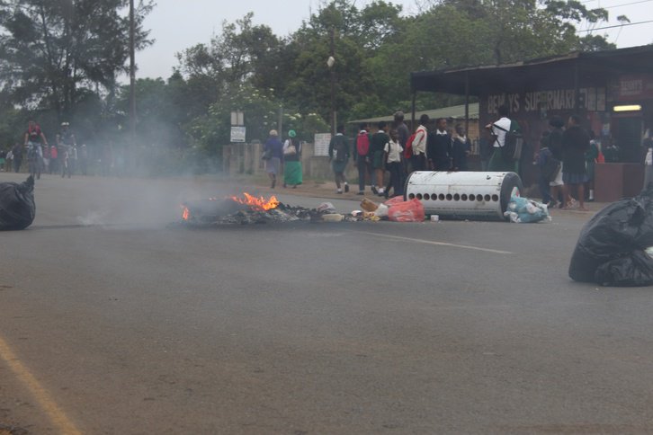 ZOPublications's tweet photo. Calm restored at Mzingazi
https://t.co/hF2ZaAz1Ed #Zululanders #protest https://t.co/MEVr0cCzKx