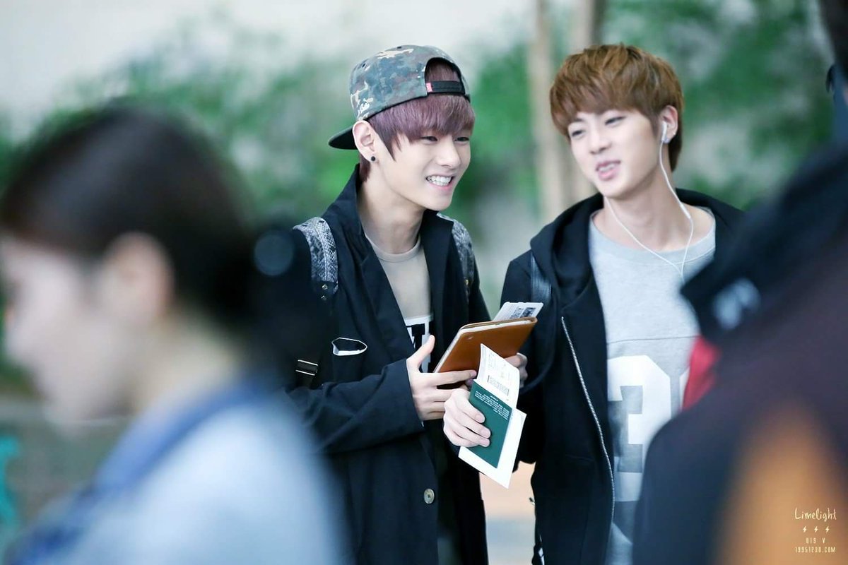 jiminitized's tweet photo. 4 years ago today, taehyung rode an airplane for the first time and he even took 400 photos on the plane bc he's really amazed, such a cutie https://t.co/ULmLCNZlbH