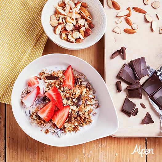 weetabix_es's tweet photo. Este desayuno a base de Alpen Muesli es una delicia sólo apta para los más golosos: trocitos de chocolate y fresas. https://t.co/LJwUbpoIEA