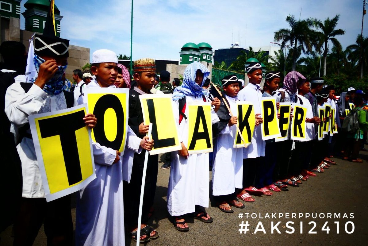 BernadethaBelek's tweet photo. Perppu Ormas: Represif, Diktaktor, dan Anti Islam! 
#TolakPerppuOrmas
#Aksi2410 https://t.co/DfjVhHbCMt